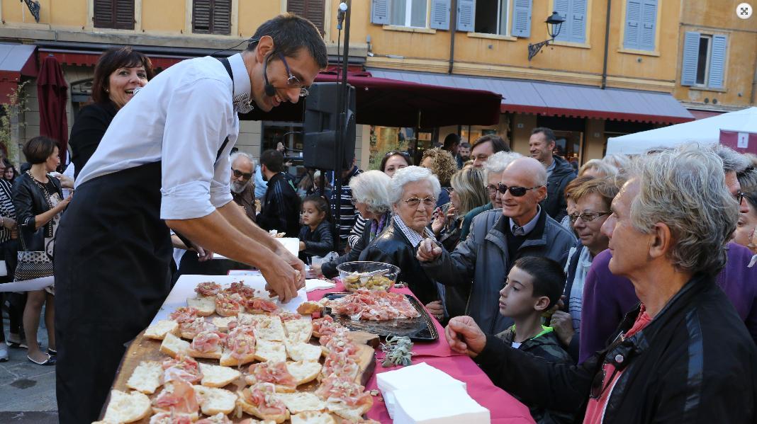 Modena, domenica tra tortellini e panini buoni in piazza Roma 