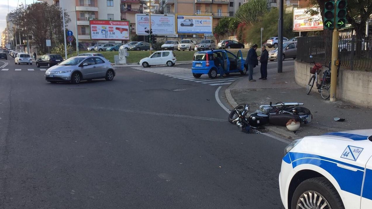 Cagliari, motociclista travolto da un'auto