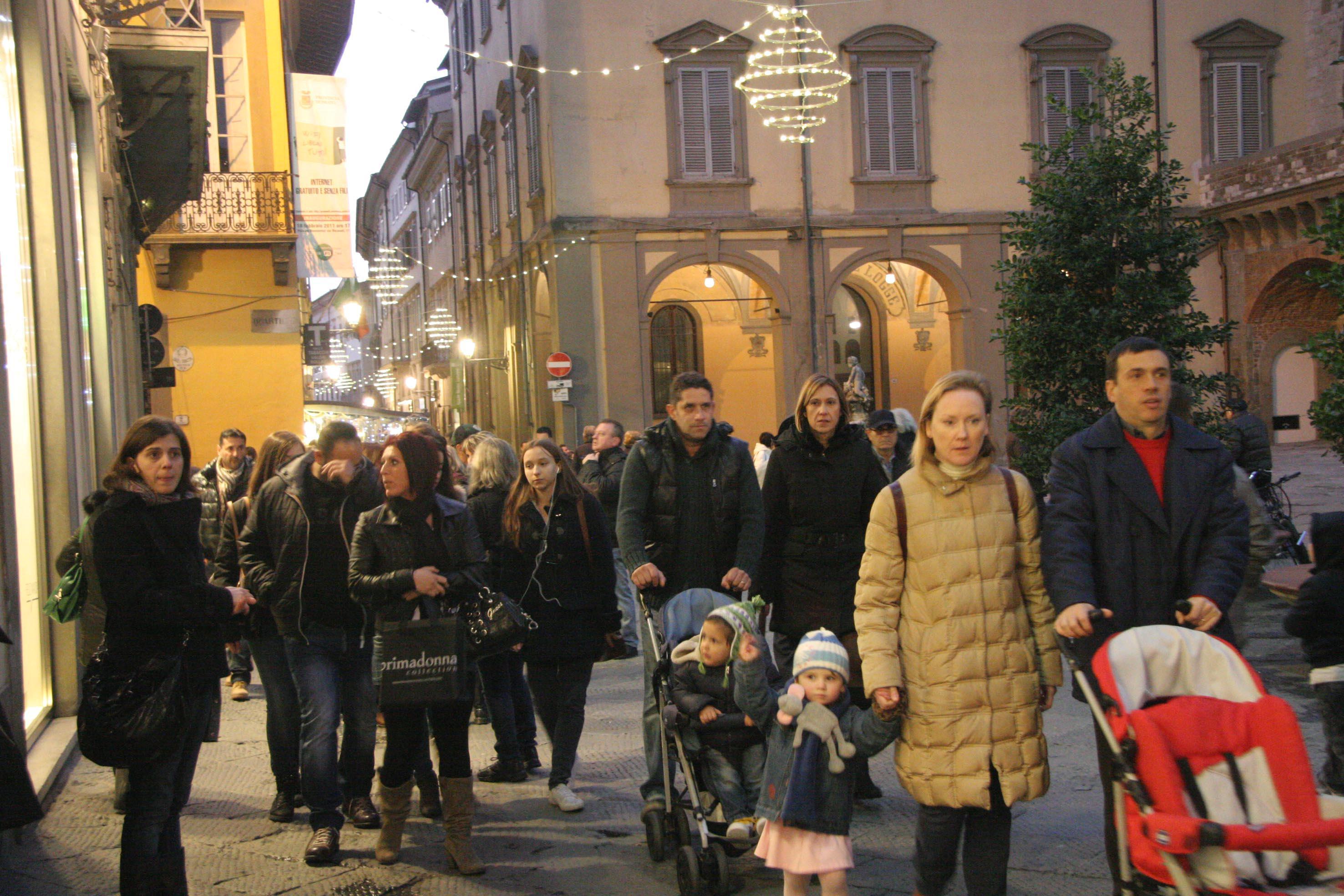 Il centro inizia a riempirsi per l'acquisto dei regali di Natale (archivio)