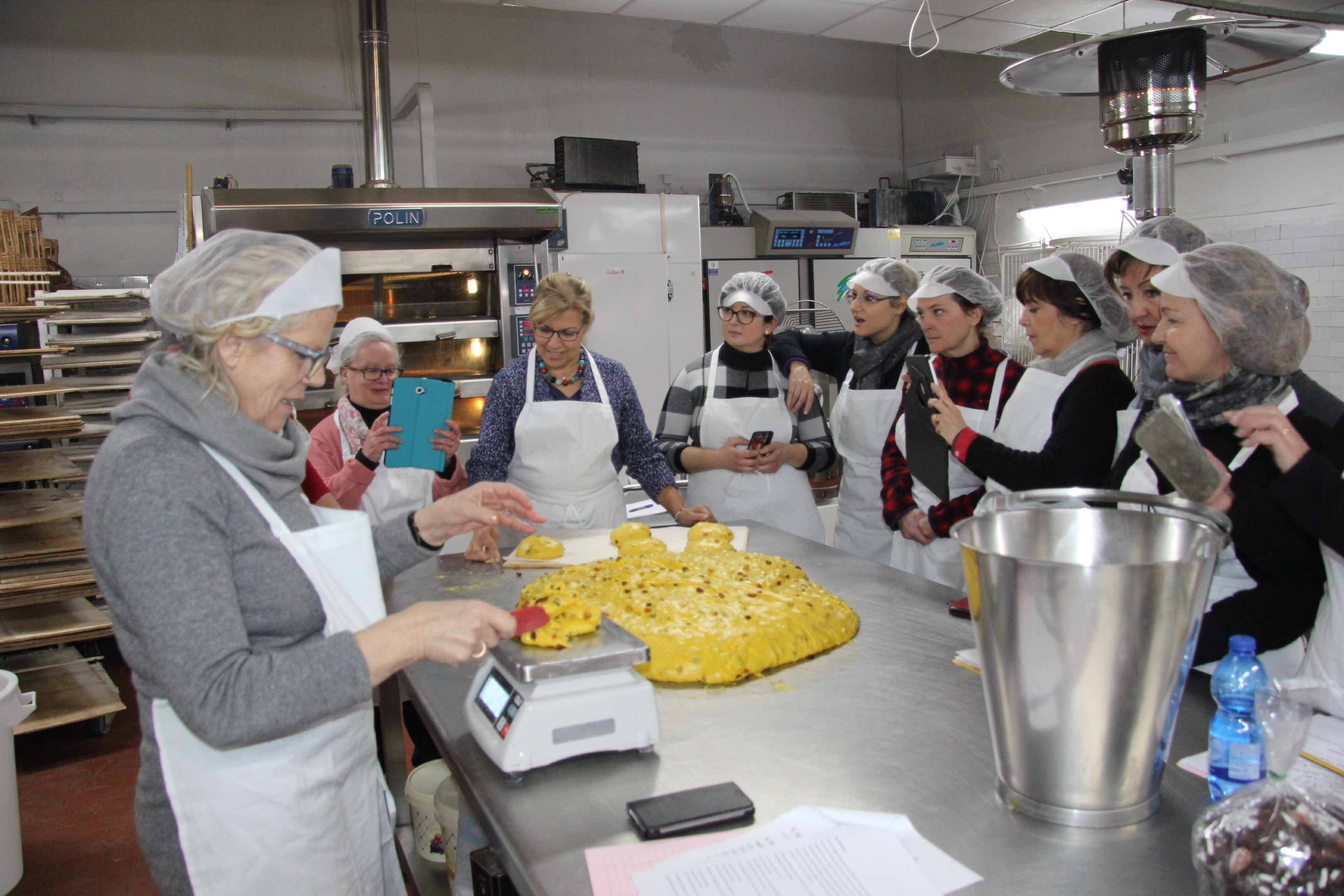 Alla pasticceria Fiaschi di piazza Mercatale corso per preparare un panettone (foto Batavia)