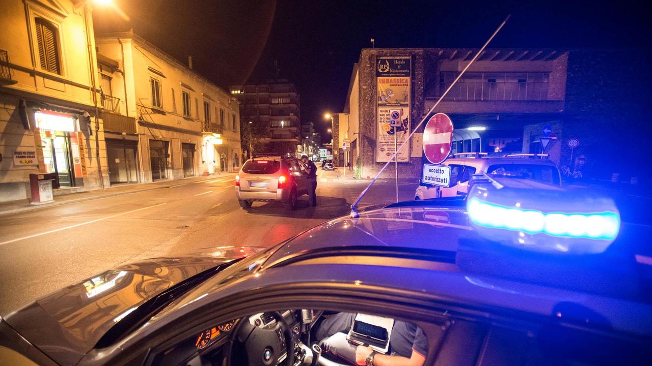 Poliziotti accorrono per un allarme-ladri e sventano un incendio