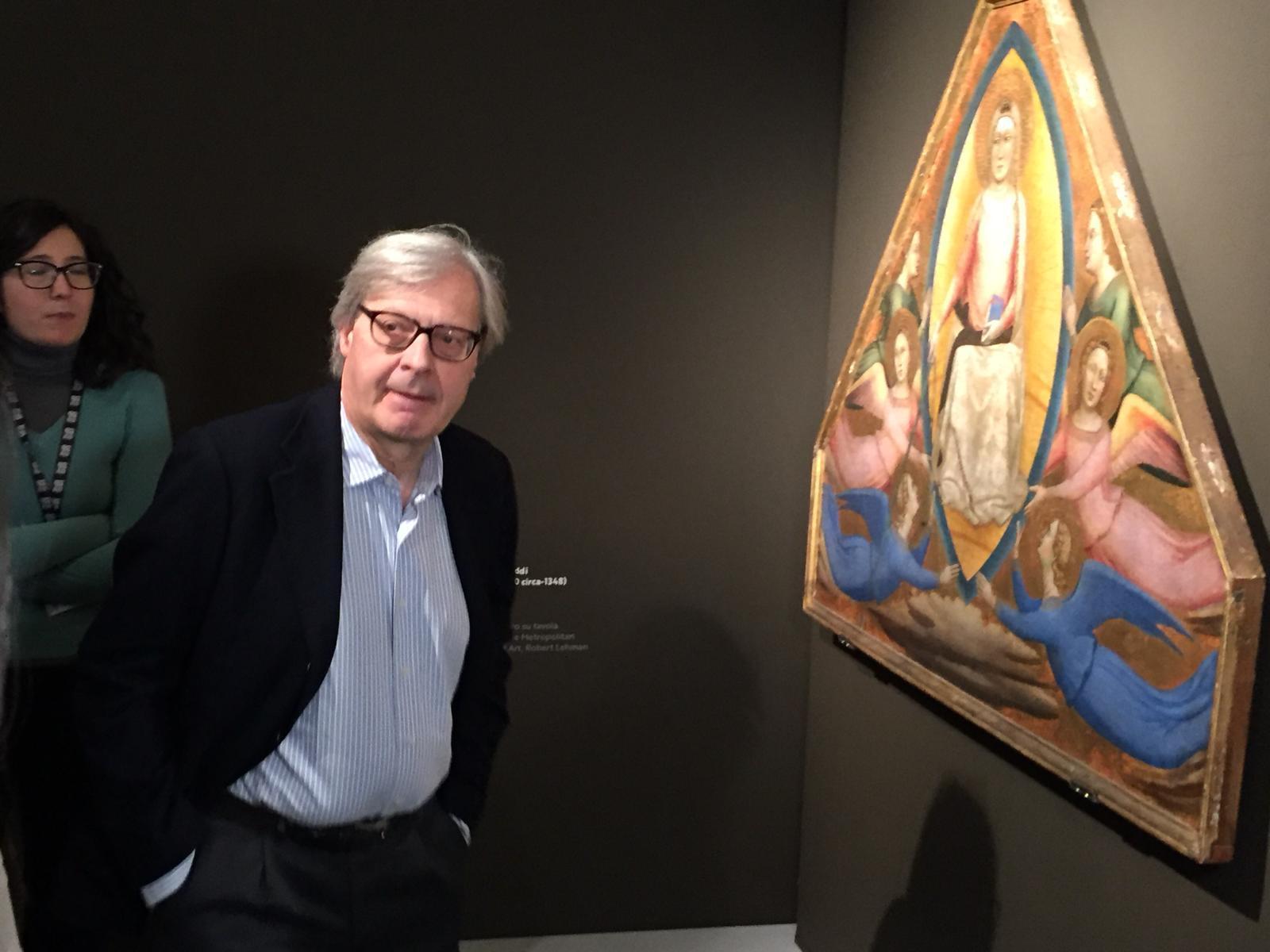 Vittorio Sgarbi durante la visita alla mostra "Legati da una cintola"