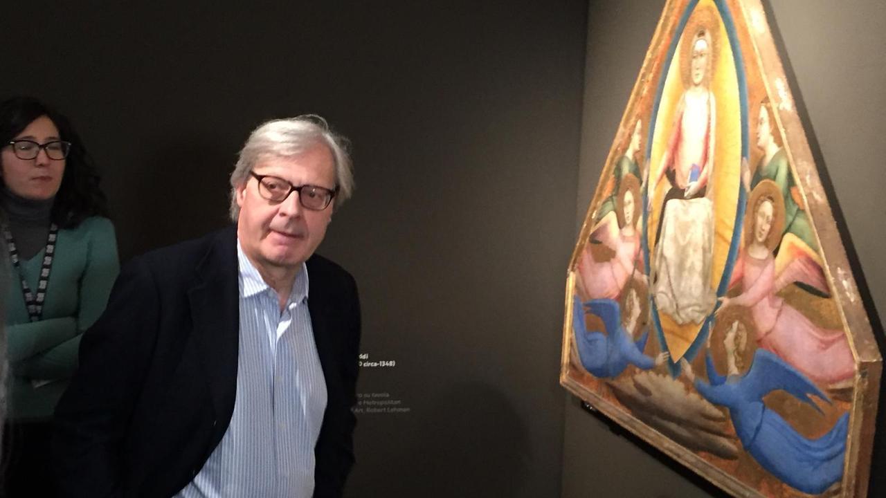 Vittorio Sgarbi durante la visita alla mostra "Legati da una cintola"