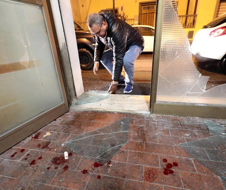 I rilievi della polizia (Foto Agenzia Carlo Sestini)