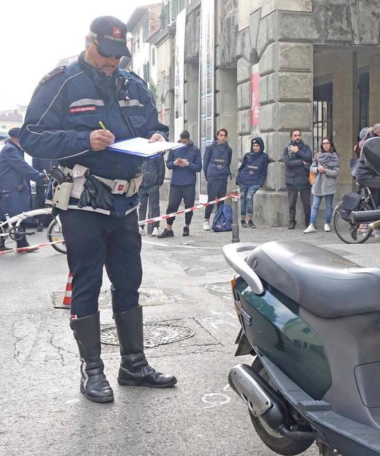 Muore dopo lo scontro tra scooter e Vespa 