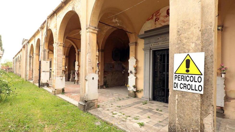 Cimitero monumentale nel degrado, è polemica
