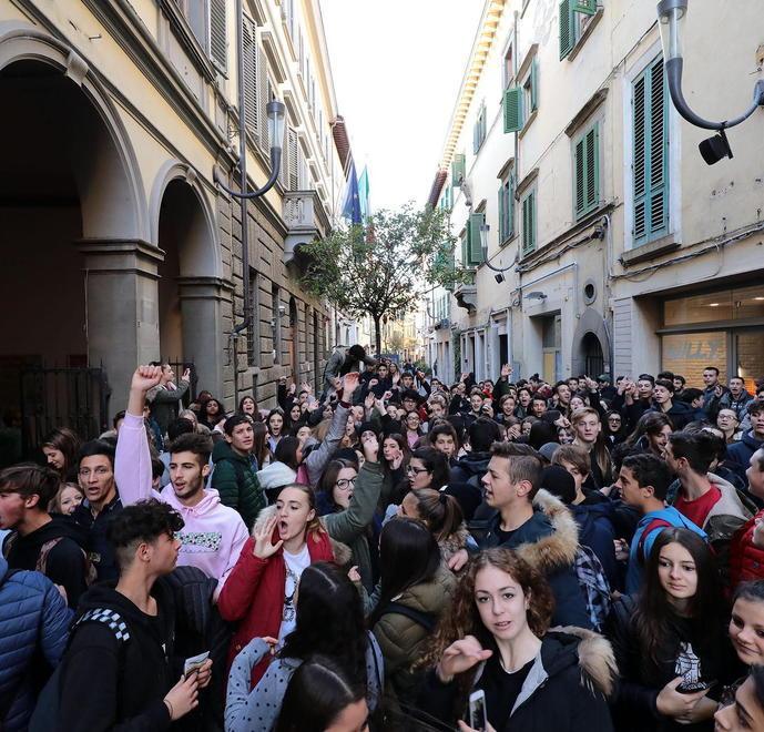 Manifestazione sotto il Comune per il Fermi 