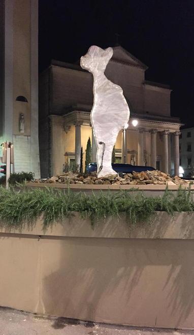 Mega scultura davanti al duomo per il progetto Giorgio Dal Canto