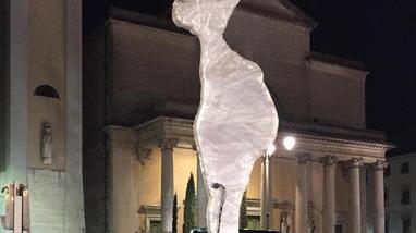 Mega scultura davanti al duomo per il progetto Giorgio Dal Canto