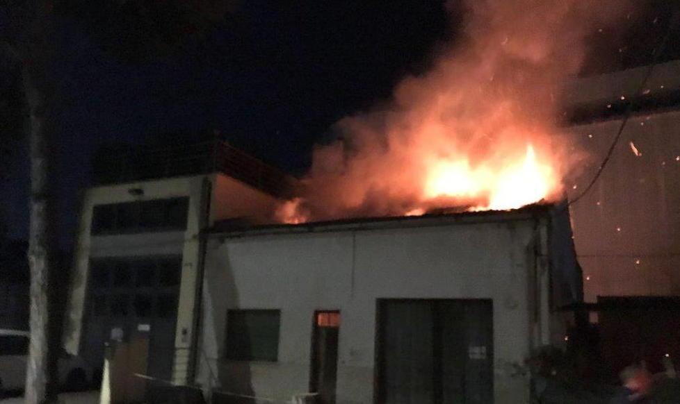 A fuoco immobile diroccato in via Virgilio