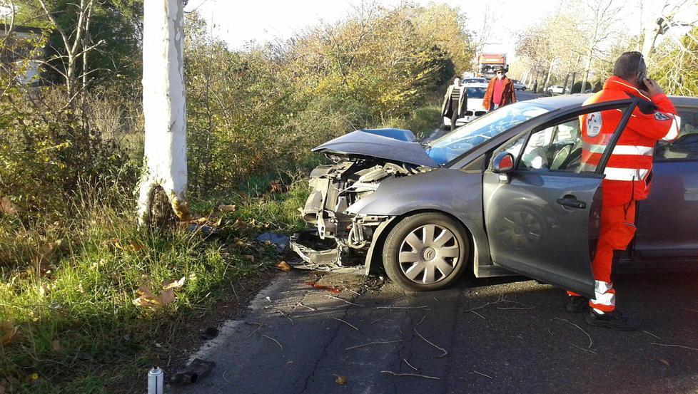 Schianto contro un albero grave una ottantenne 