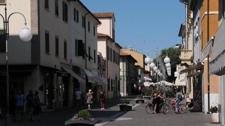 Caffè Tirreno in centro tra sensi unici e parcheggi