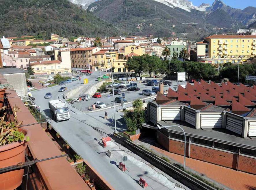 «Via Carriona sporca, nessuno la pulisce» 