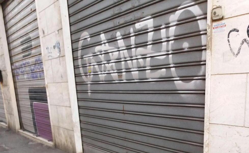Vandali in azione, spray sulle saracinesche