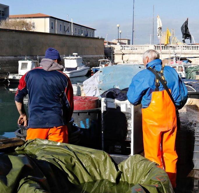 E c’è chi difende il 47enne livornese «Voleva aiutarli»