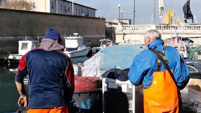 E c’è chi difende il 47enne livornese «Voleva aiutarli»