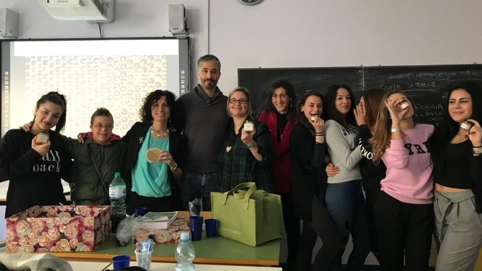 Gli studenti dell’Ipsia scoprono il mondo delle api
