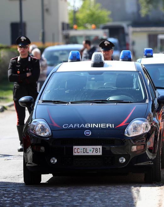 Non vuole lasciare la casa e minaccia il proprietario 