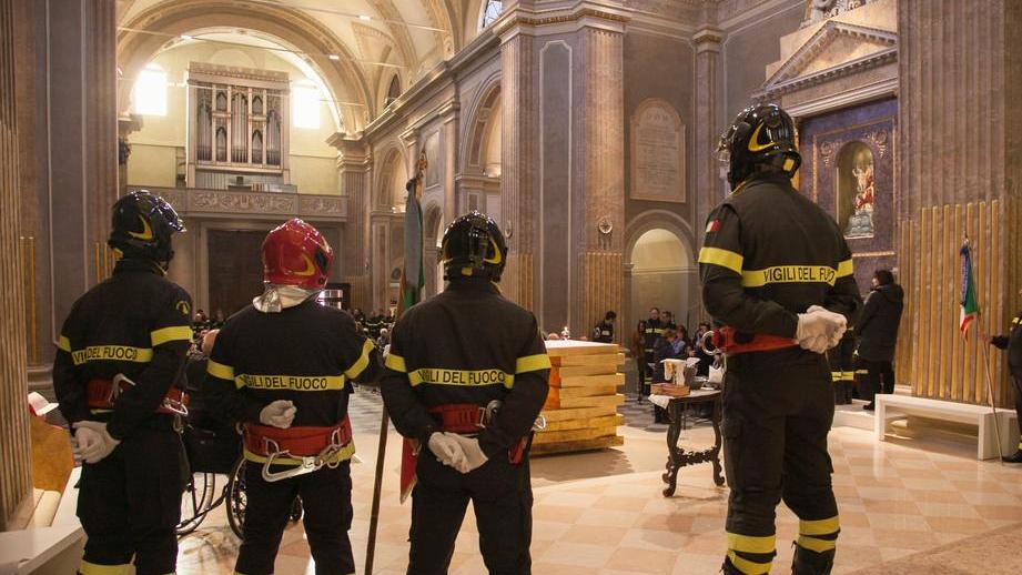 I vigili del fuoco celebrano Santa Barbara in duomo