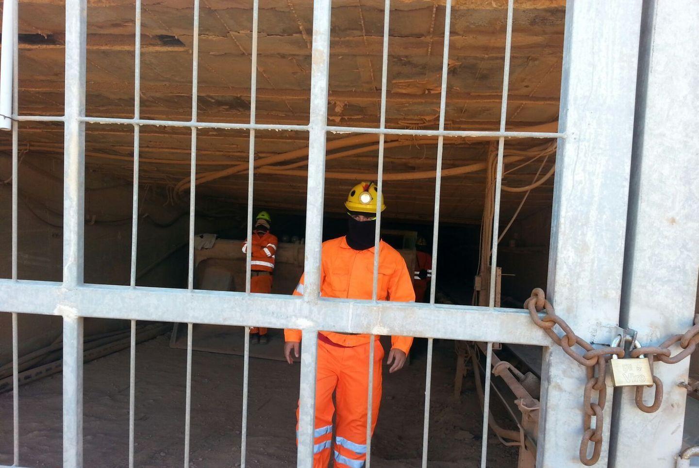I minatori sospendono l’occupazione a -180 metri