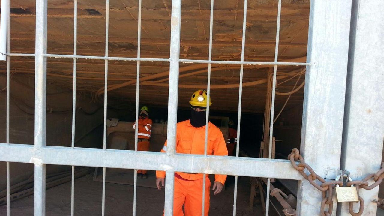 I minatori sospendono l’occupazione a -180 metri