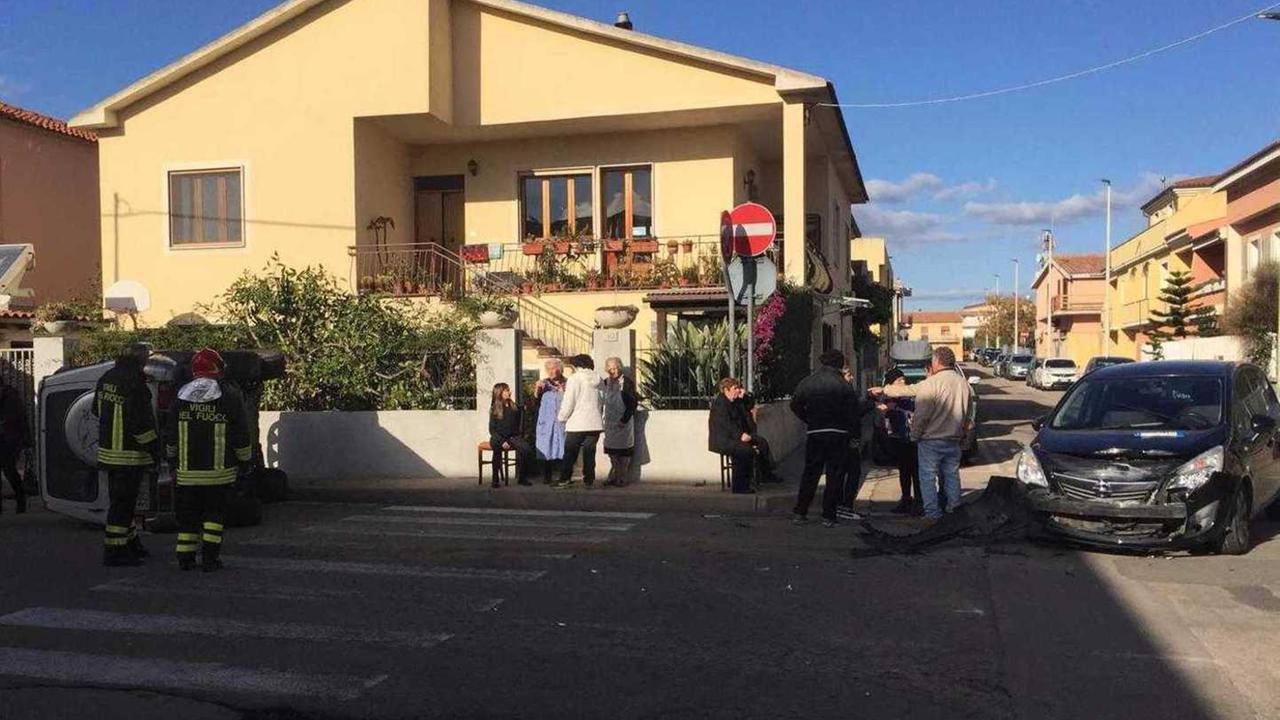 Sontro tra due auto in via Pitagora