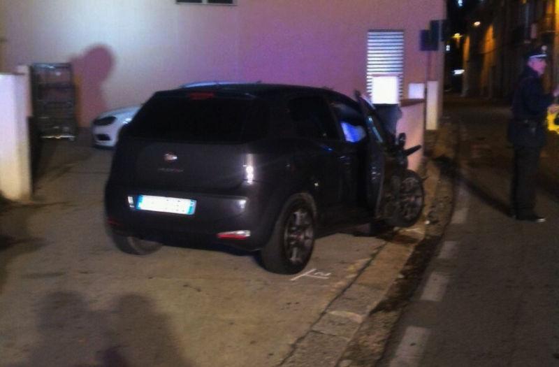 La Fiat Punto andata a sbattere contro il muro di un market a San Vito (Bulla)