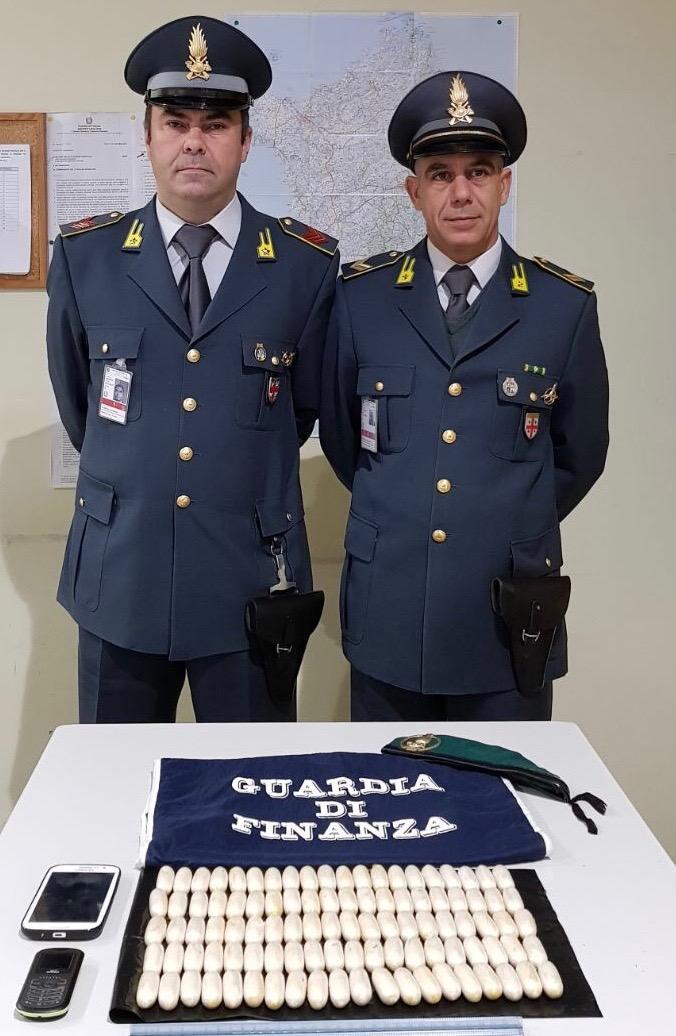 La droga sequestrata a un "ovulatore" bloccato dalla finanza all'aeroporto di Cagliari (Onnis)