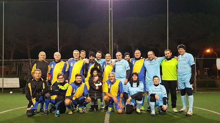 La piccola Stella con le squadre della finanza e della polizia
