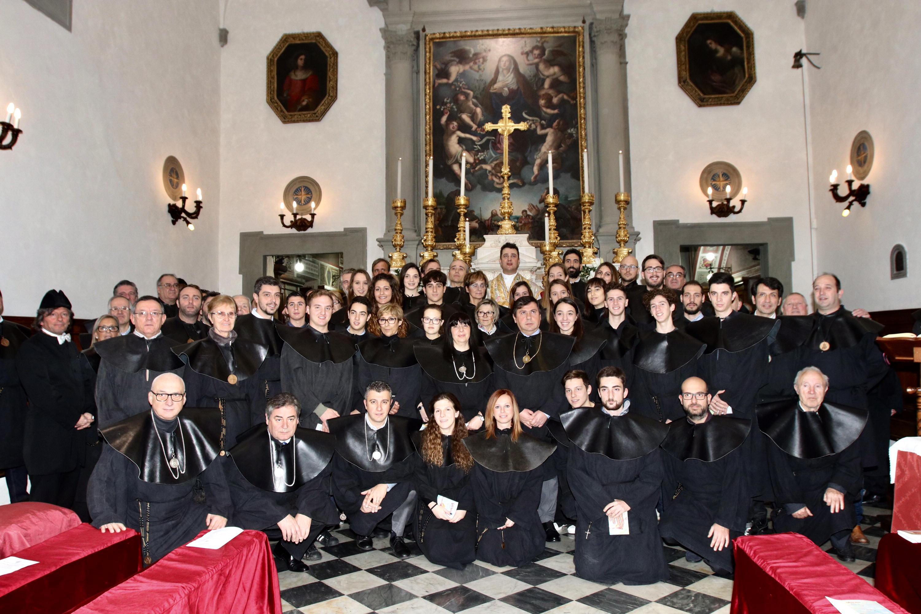 Foto di gruppo per i nuovi volontari della Misericordia