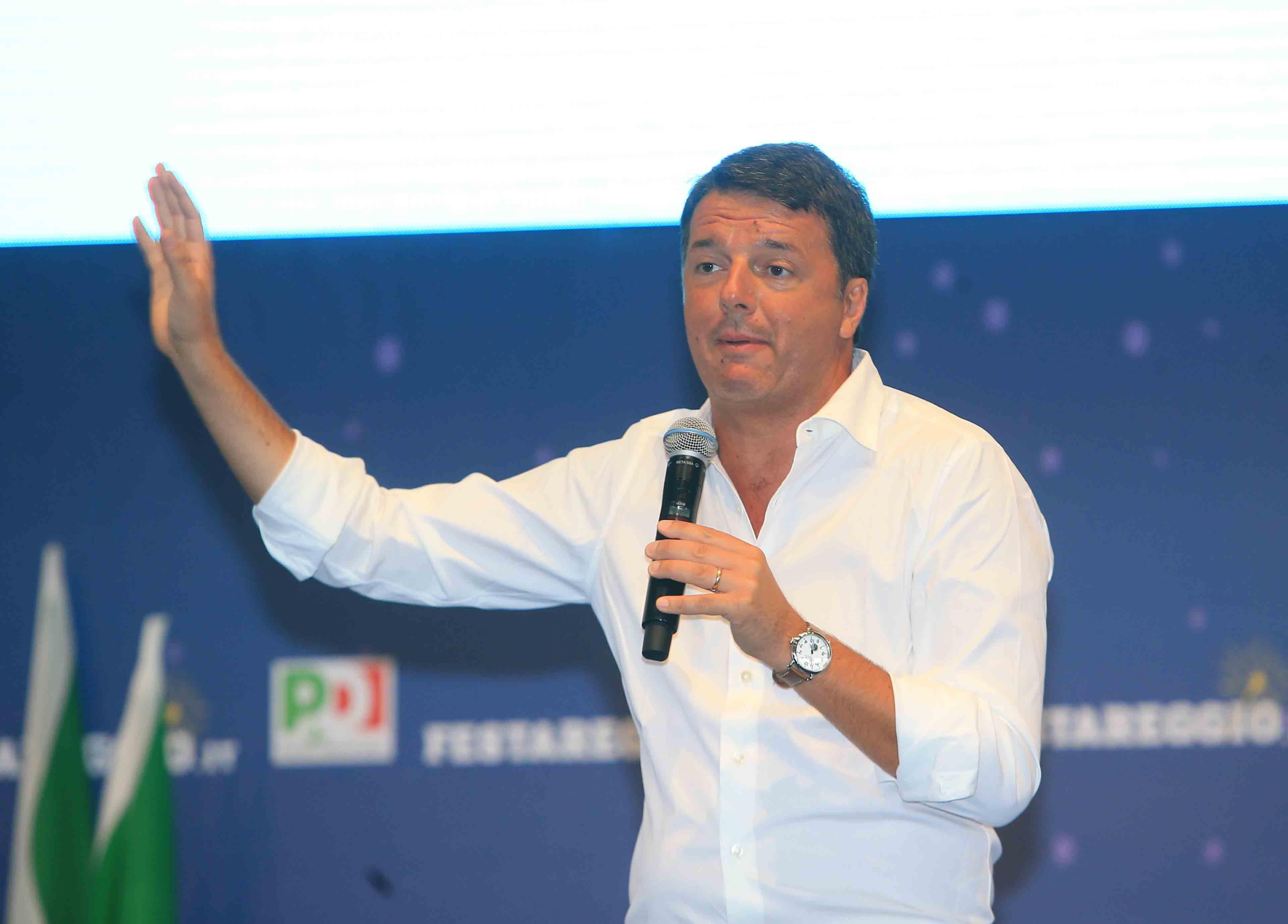 Renzi a Reggio Emilia con Gentiloni: "Il 16 dicembre ripartiamo dalla città del Tricolore"