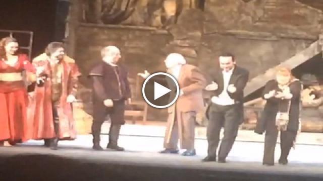 I ragazzacci della lirica sul palco del Carlo Felice: 168 anni (in due) e una lezione d'ironia