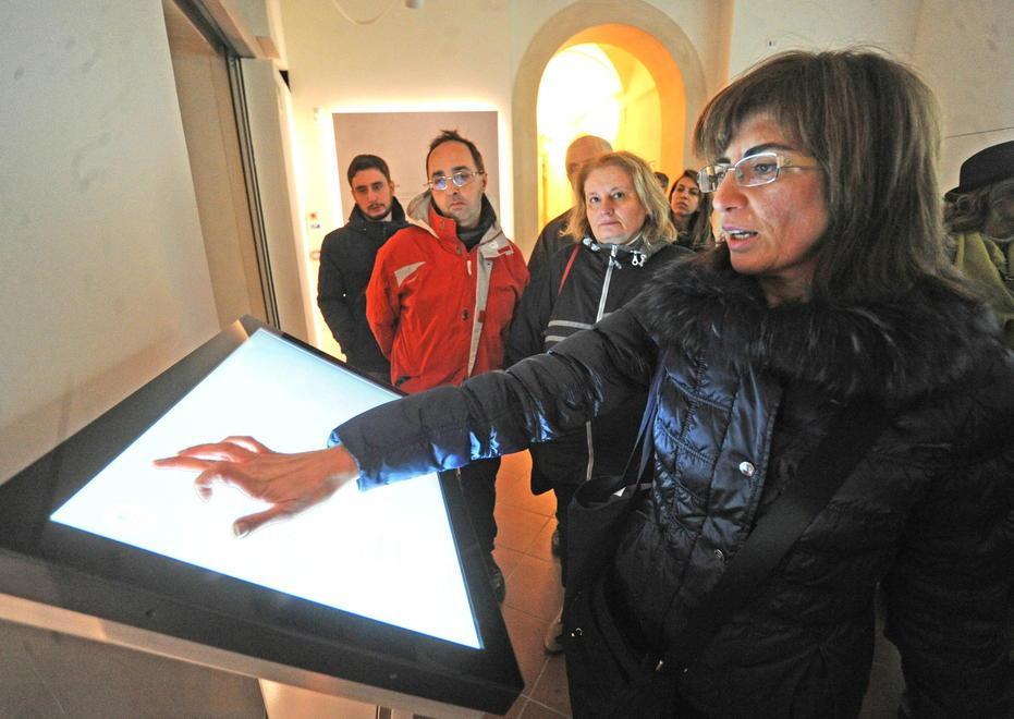 Lisa Di Zanni mostra uno dei touch screen installati (foto Gori)