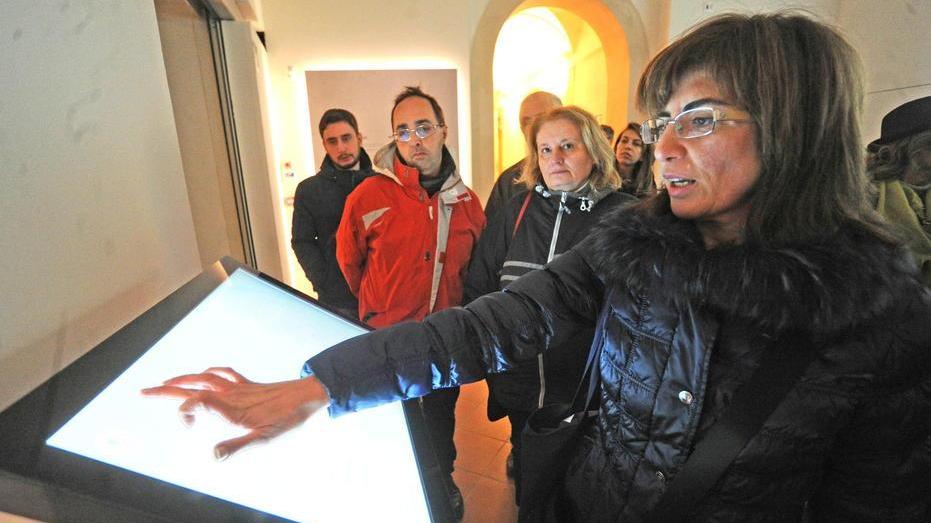 Lisa Di Zanni mostra uno dei touch screen installati (foto Gori)