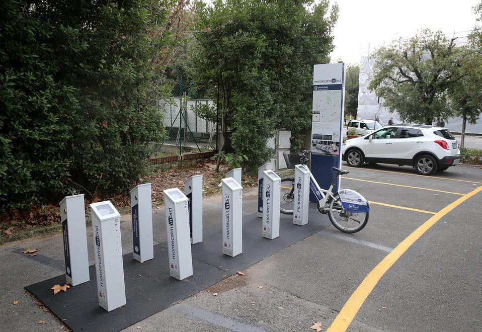 Una postazione di “Montecatini-in-bici”: questa è sul viale Verdi; a destra l’assessore Franco Pazzaglini