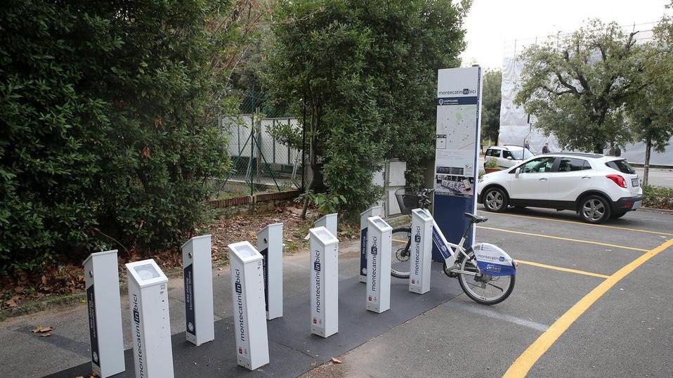 Una postazione di “Montecatini-in-bici”: questa è sul viale Verdi; a destra l’assessore Franco Pazzaglini