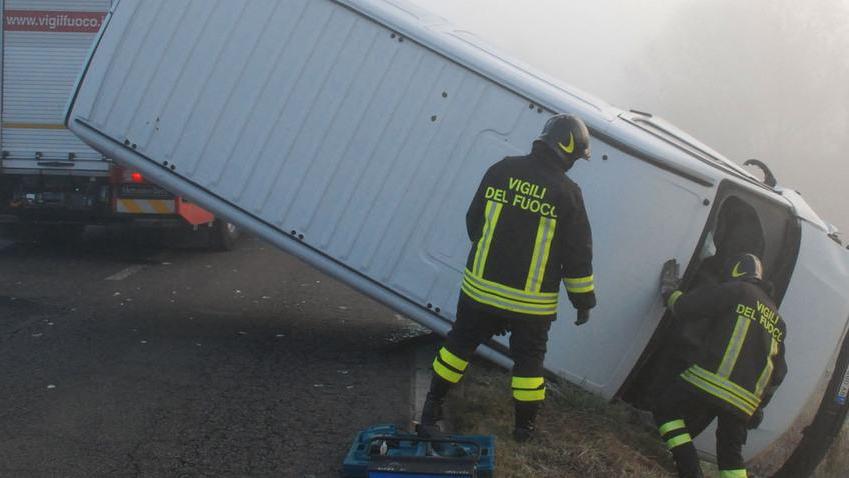 La nebbia è troppo fitta Scontro auto-furgone