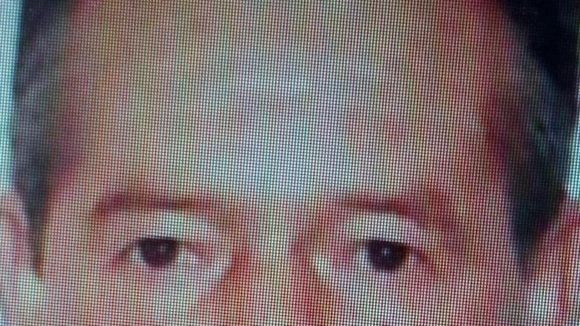 Muore mentre spegne il rogo dell’auto