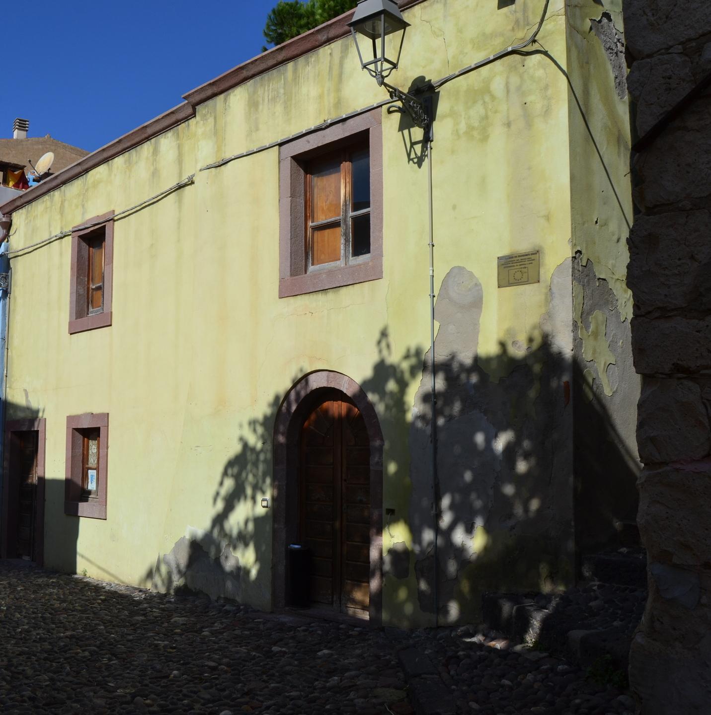 Artisti e artigiani fai-da-te rinasce il centro di Bosa 