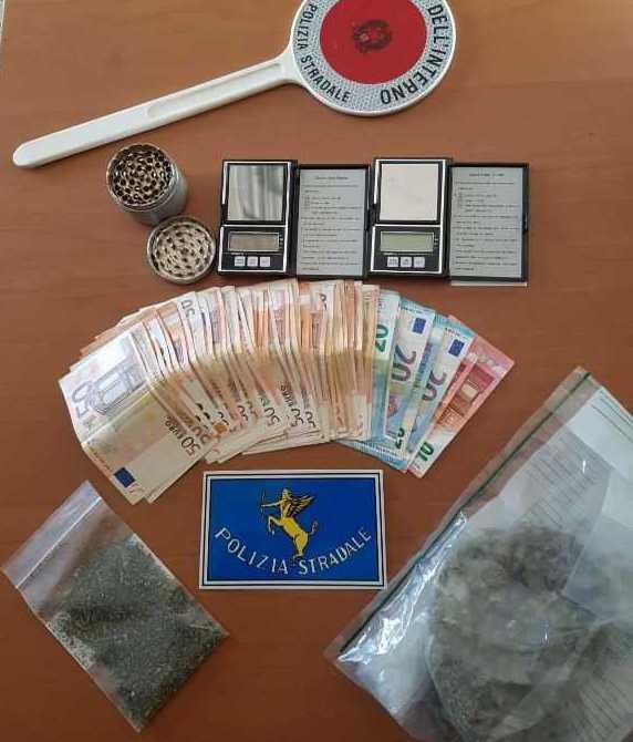 Nascondeva la marijuana negli slip: fioraio arrestato 