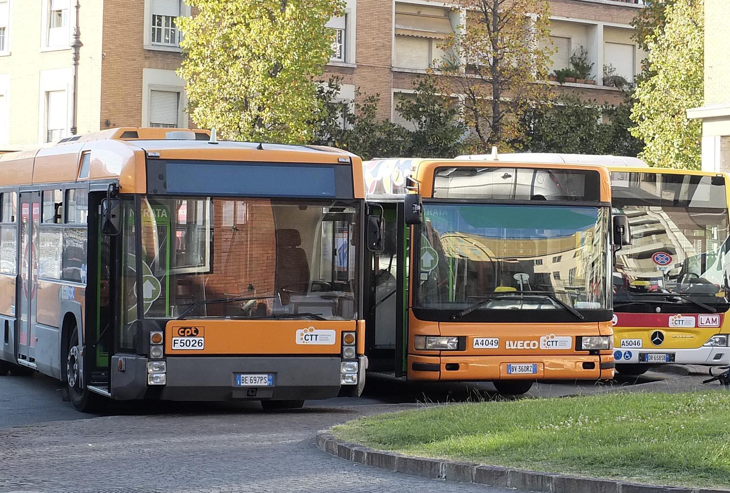Aggredisce controllore sul bus e fugge 