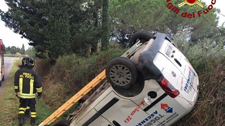 L'auto finita fuori strada (foto Centro documentazione vigili del fuoco)