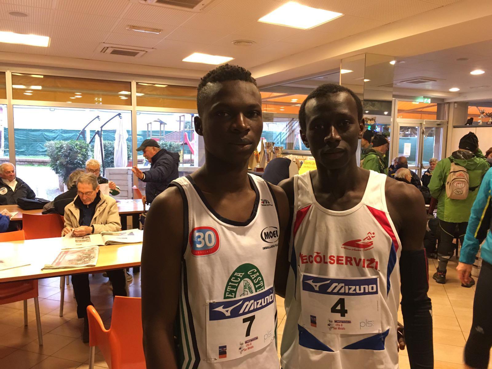 Lamin Fatty (a sinistra) e Nfamara Njie (a destra) pochi minuti prima della partenza della mezza maratona
