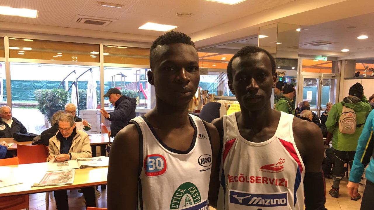 Lamin Fatty (a sinistra) e Nfamara Njie (a destra) pochi minuti prima della partenza della mezza maratona