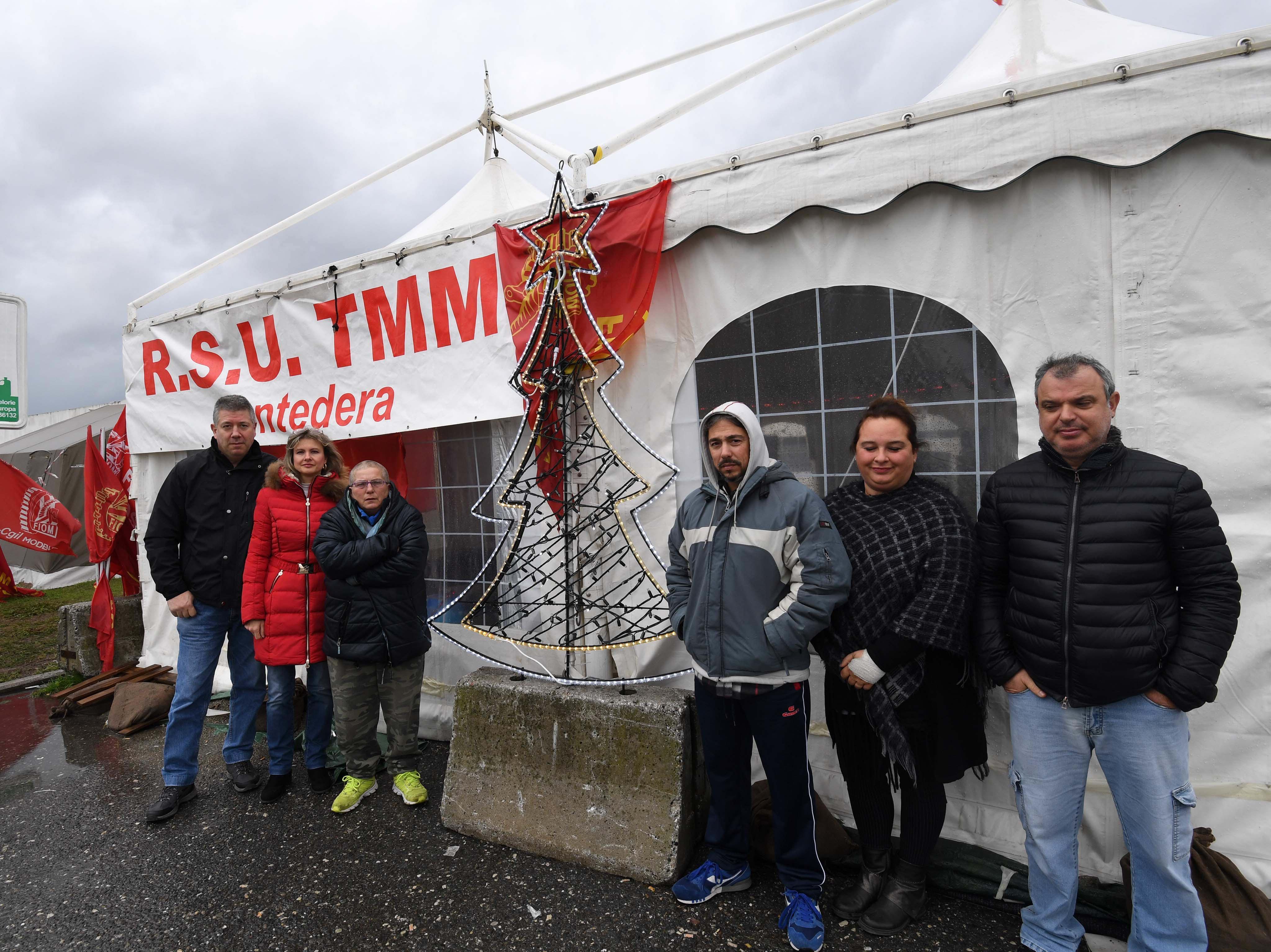 Operai Tmm al presidio con l'albero di Natale