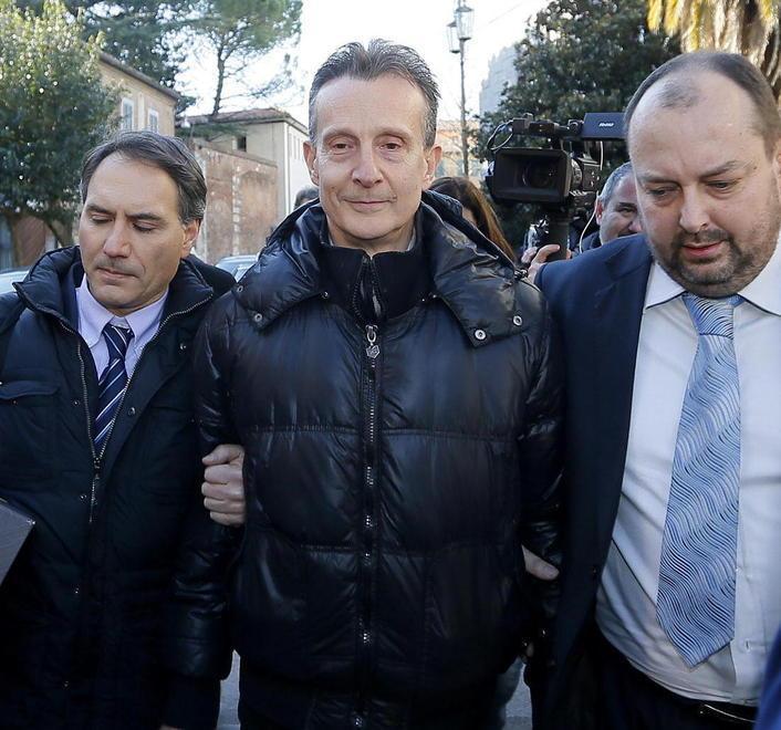 Antonio Logli all'usita dal tribunale di Pisa nel 2015 (foto Fabio Muzzi)