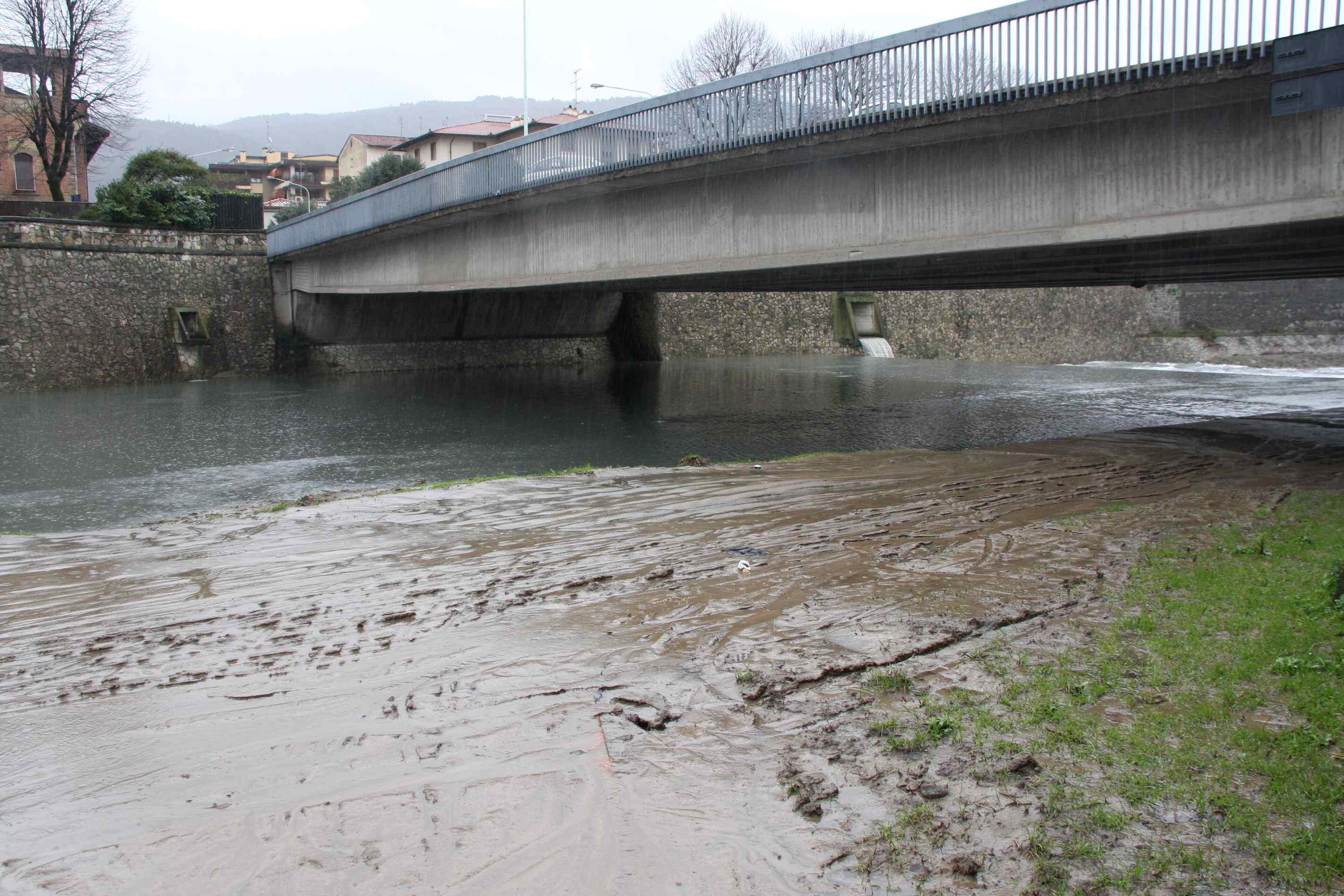 Il Bisenzio in piena (foto d'archivio)