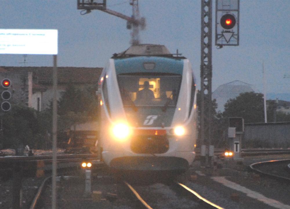 Cartellone pubblicitario vola sul treno, paura sulla Borore-Macomer 