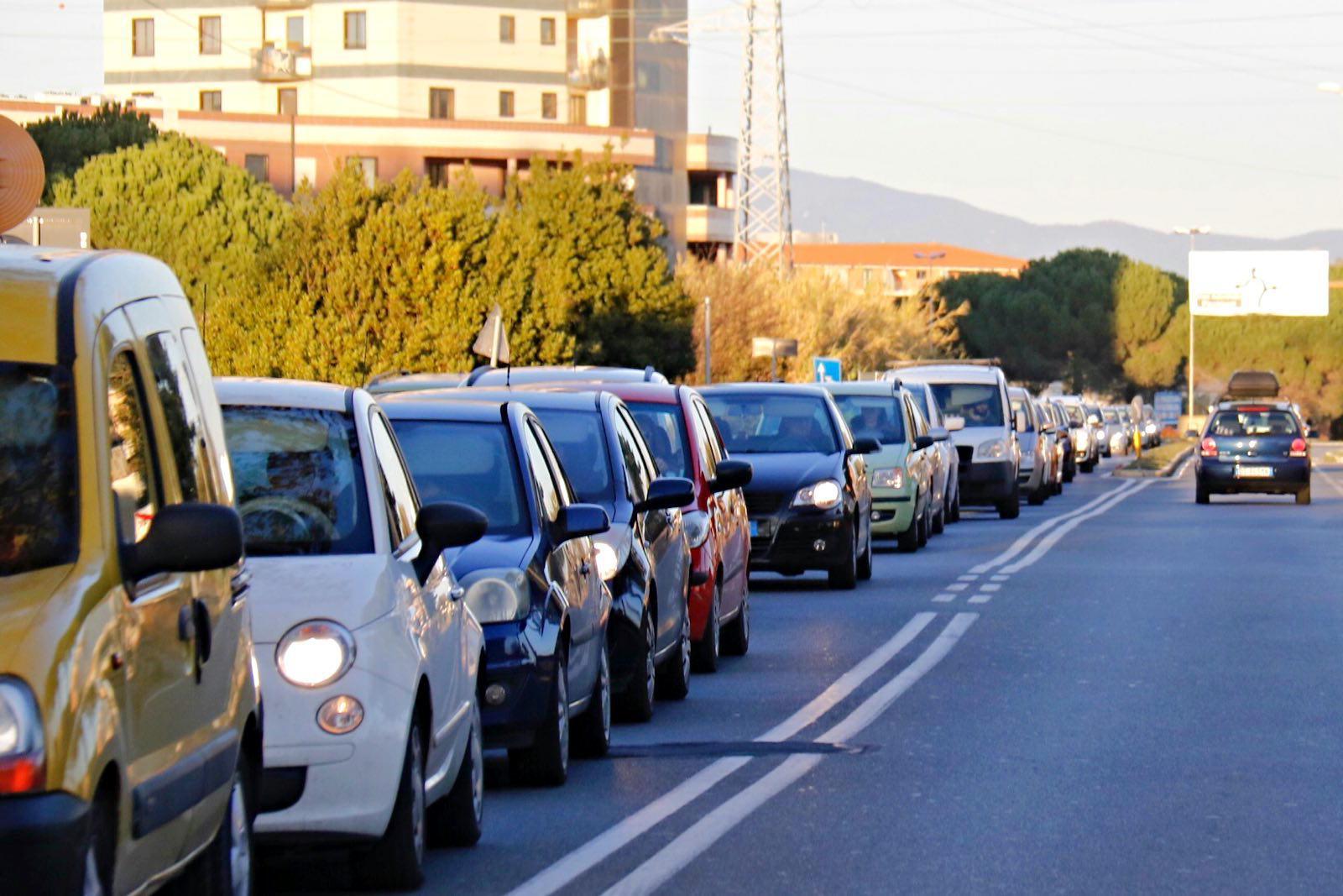 Scontro tra due auto, traffico in tilt sul cavalcavia della stazione 