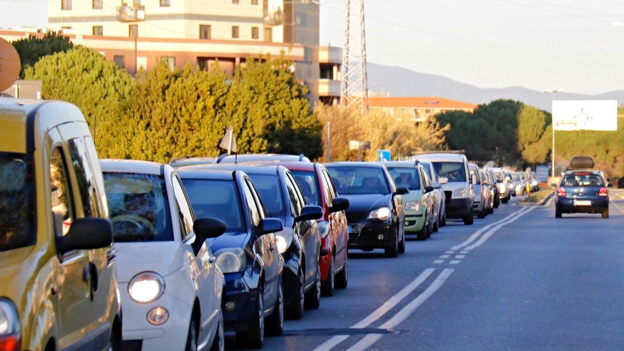 Scontro tra due auto, traffico in tilt sul cavalcavia della stazione